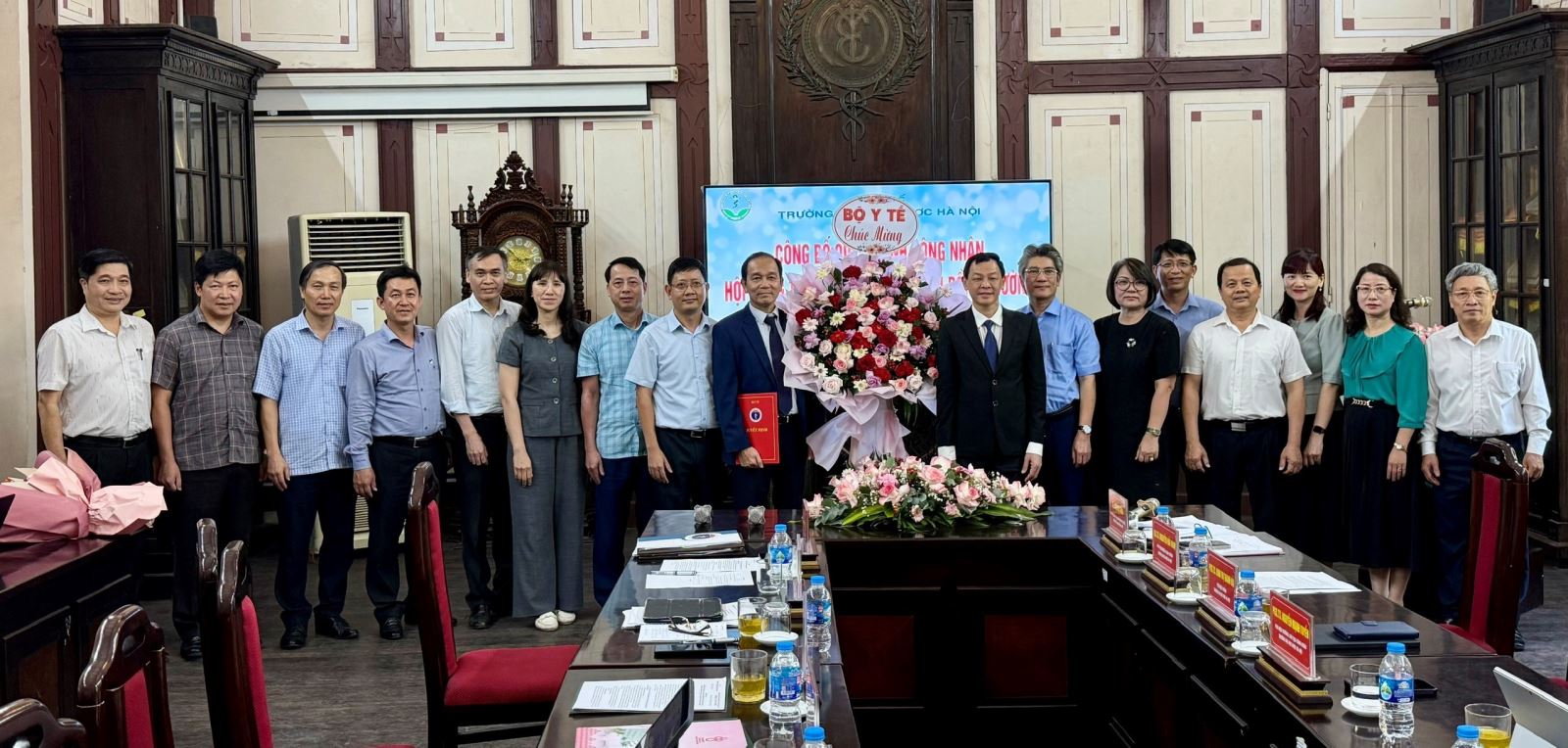Thứ trưởng Nguyễn Tri Thức tặng hoa của Bộ Y tế chúc mừng Hội đồng trường và Chủ tịch Hội đồng trường Đại học Dược Hà Nội nhiệm kỳ 2025-2030.