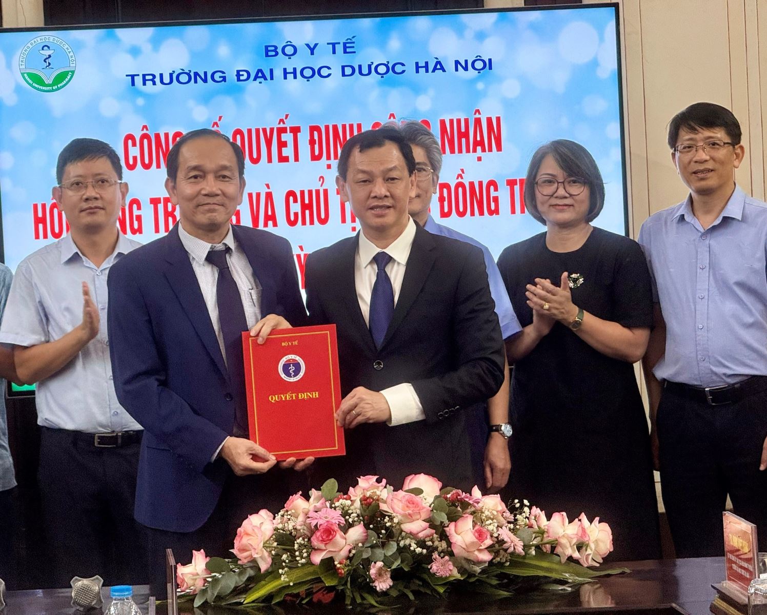 TS.BSCK II Nguyễn Tri Thức, Thứ trưởng Bộ Y tế trao Quyết định công nhận Hội đồng trường và chức danh Chủ tịch Hội đồng trường Đại học Dược Hà Nội nhiệm kỳ 2025-2030 cho TS.BS Đặng Việt Hùng.
