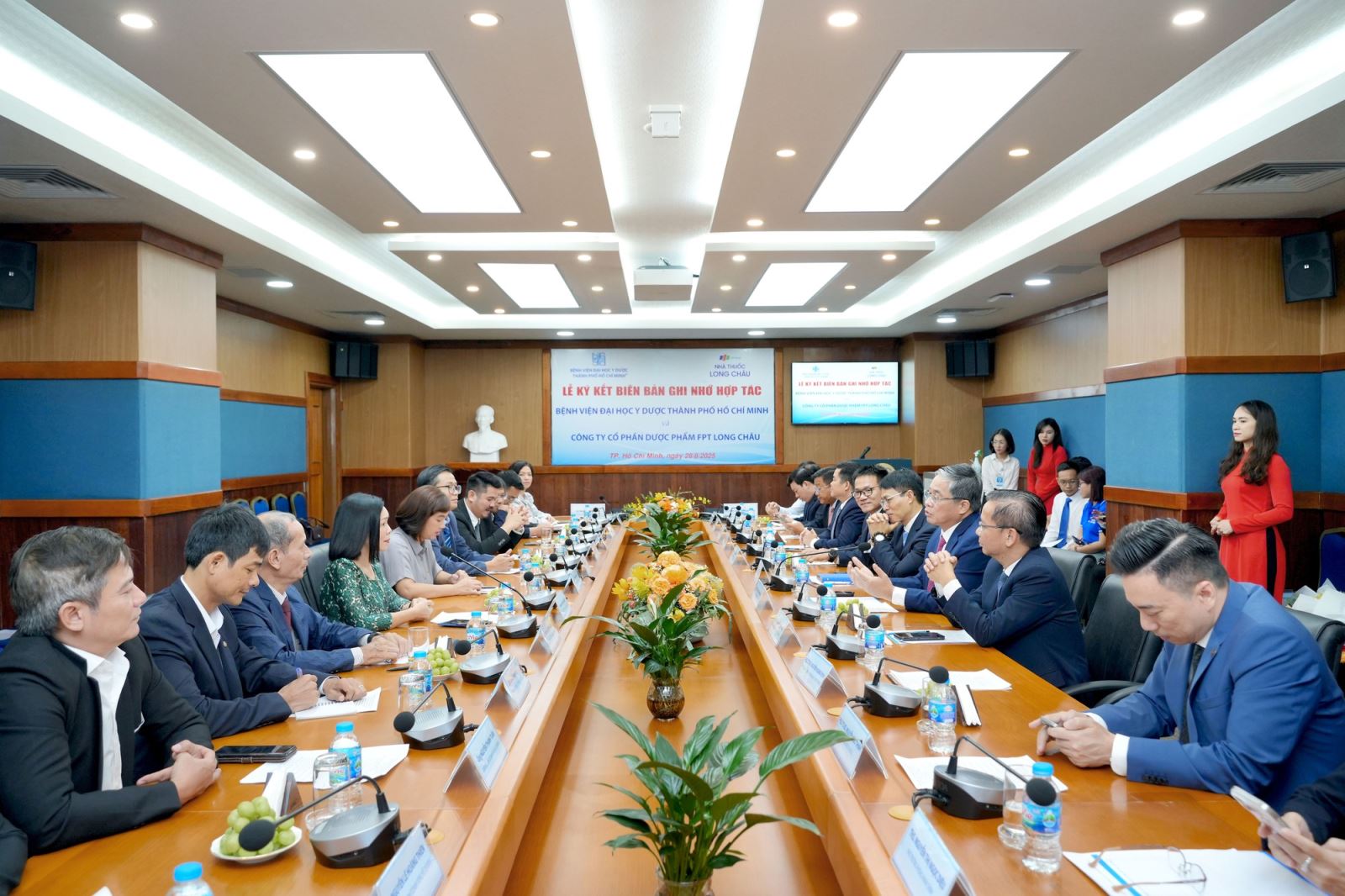 Long Châu hợp tác cùng đội ngũ công nghệ Bệnh viện Đại học Y Dược TP.HCM triển khai ứng dụng AI trong chăm sóc sức khỏe.