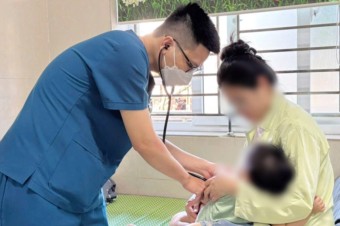 Bác sĩ Bệnh viện Sản Nhi Ninh Bình khám bệnh cho một bệnh nhi tại bệnh viện (Ảnh: Bệnh viện cung cấp).