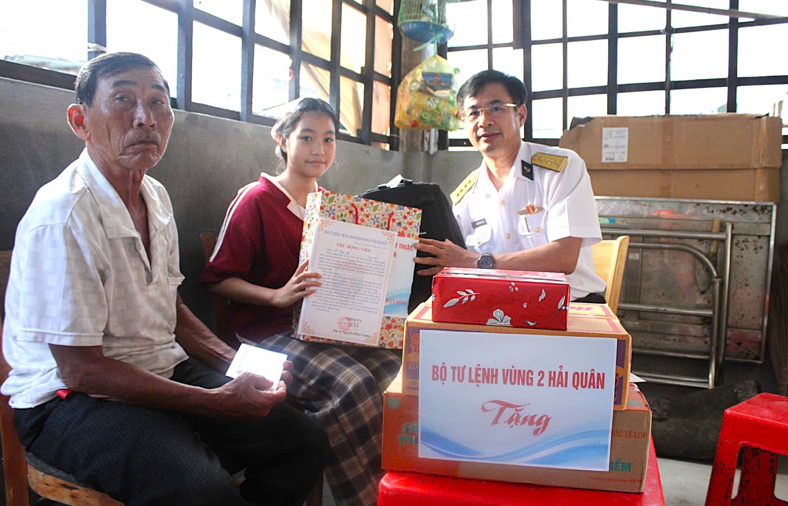 Đại tá Nguyễn Hữu Lương trao thư động viên và quà cho học sinh Hồ Ngọc Yến.