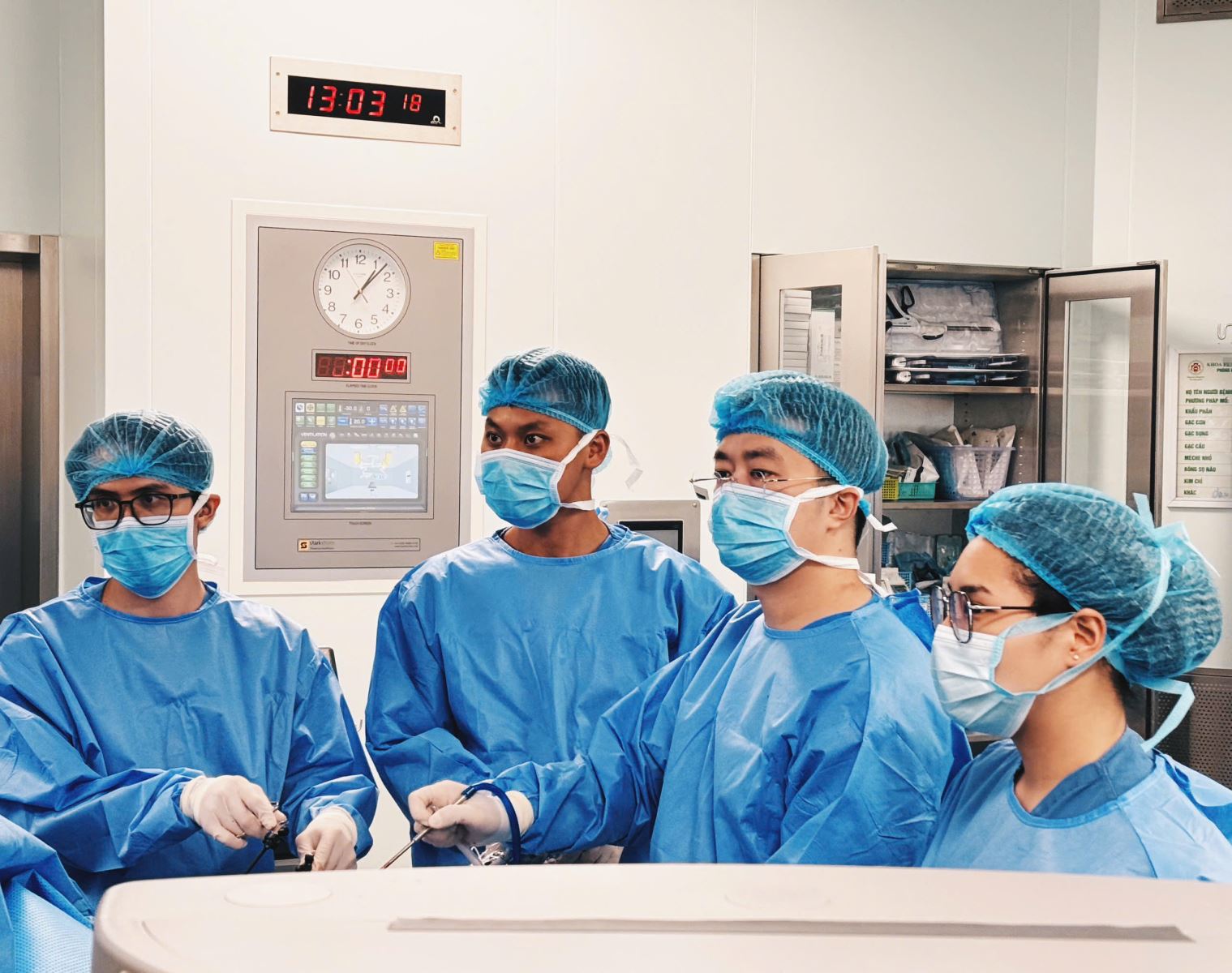 Các bác sĩ Khoa Phẫu thuật Gan Mật Tụy phẫu thuật cho bệnh nhân.