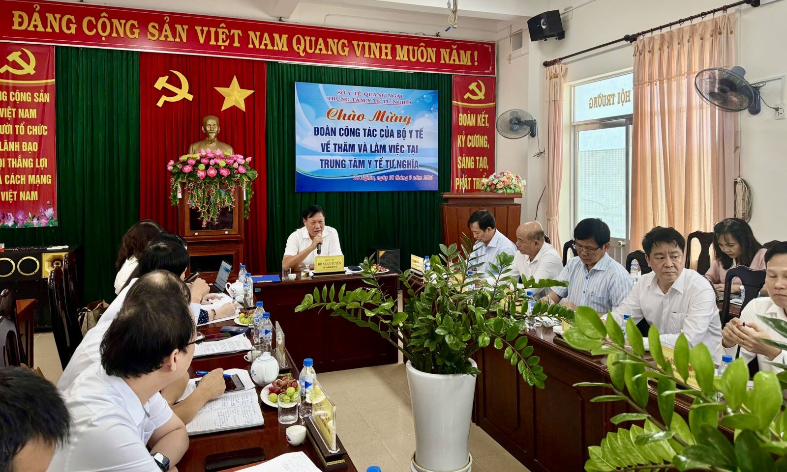 Thứ trưởng Đỗ Xuân Tuyên và đoàn công tác Bộ Y tế làm việc tại Trung tâm Y tế Tư Nghĩa.