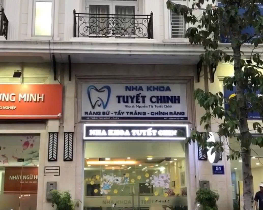 Cơ sở nha khoa Tuyết Chinh trên đường Trần Thị Nghỉ.