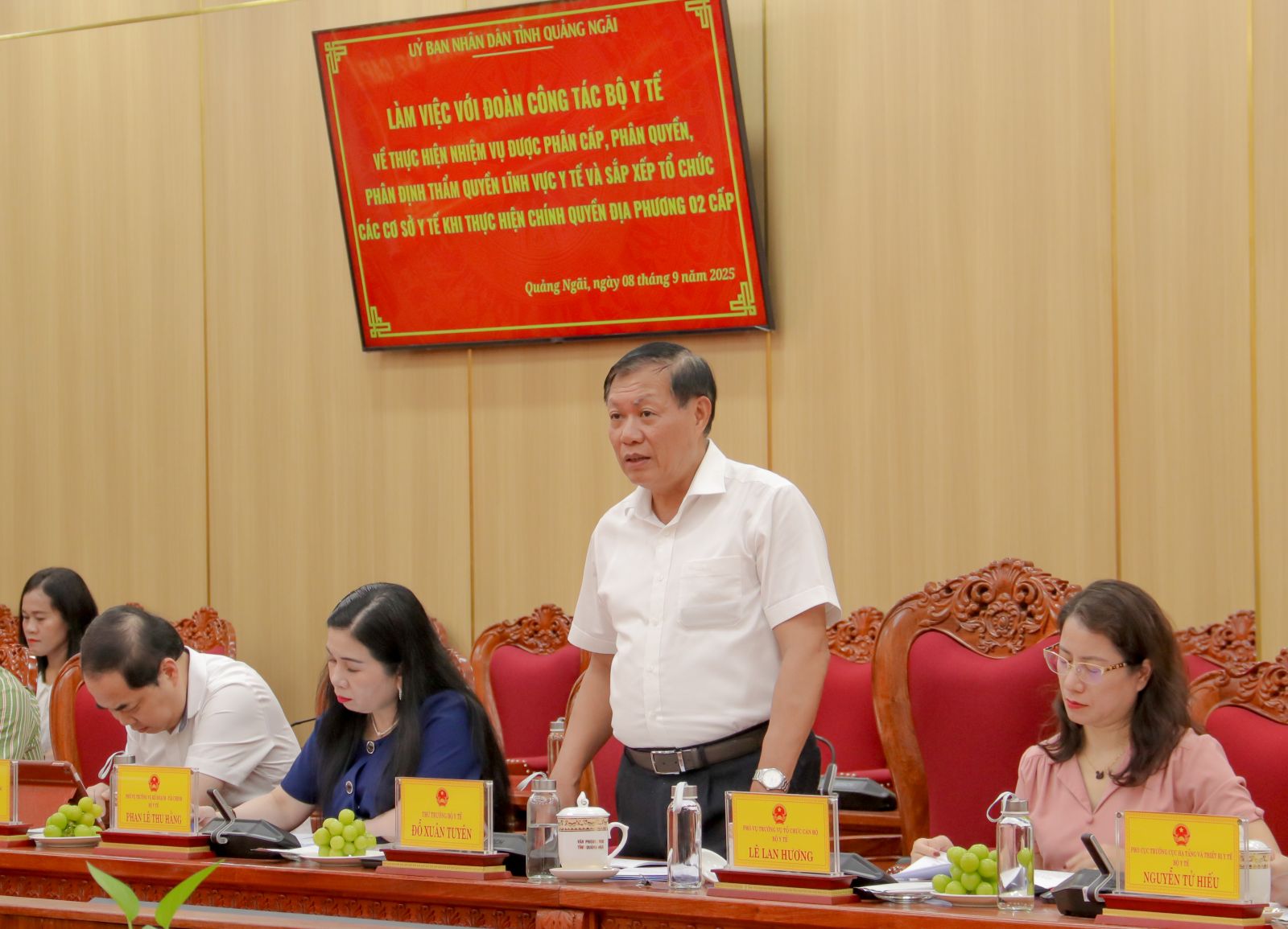 Thứ trưởng Bộ Y tế Đỗ Xuân Tuyên hát biểu tại buổi làm việc.