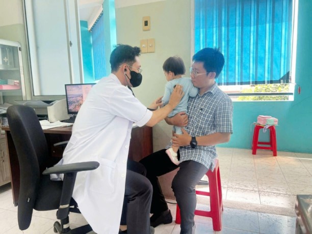 Bác sĩ Ngô Minh Nhật (28 tuổi) tình nguyện đăng ký về công tác tại Trạm Y tế xã Bình Hưng (huyện Bình Chánh cũ) ngay sau khi tốt nghiệp