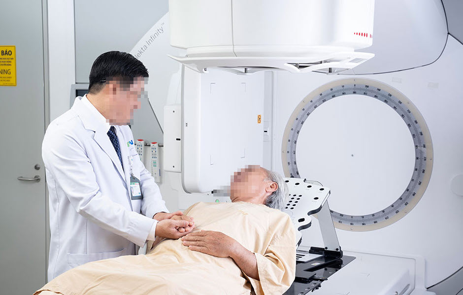 Bác sĩ đang tư vấn phác đồ điều trị đa mô thức cho bệnh nhân ung thư tuyến ức tại bệnh viện. Hình minh họa