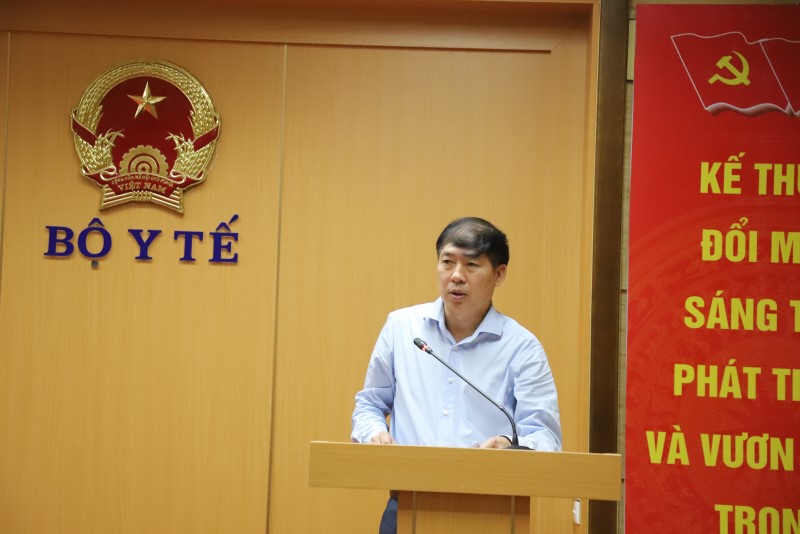 Đồng chí Đoàn Hữu Thiển, Chánh Văn phòng Bộ Y tế trình bày báo cáo