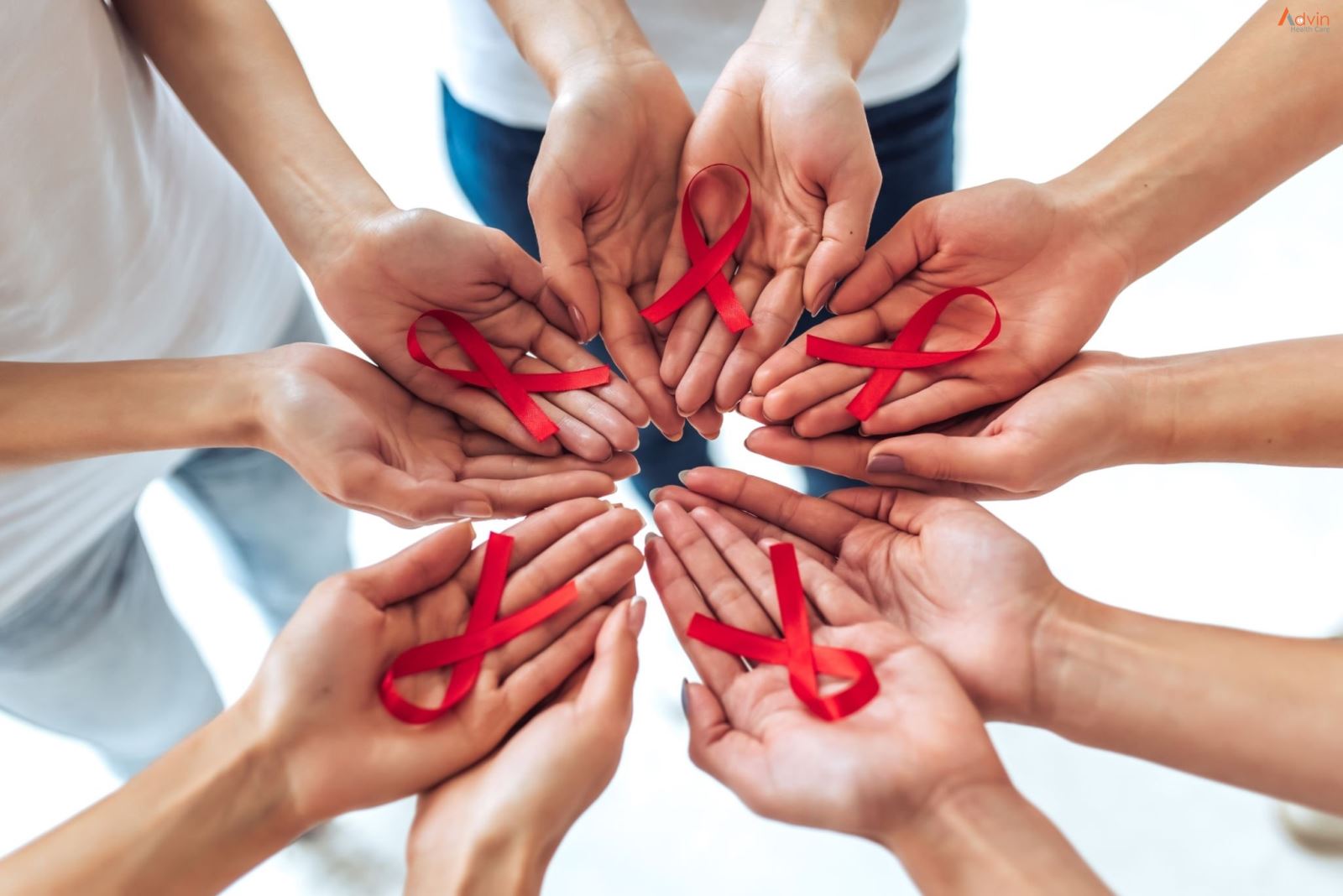 Phân biệt đối xử với người nhiễm HIV không chỉ gây ra gánh nặng tâm lý mà còn là rào cản nghiêm trọng đối với quá trình tuân thủ điều trị.