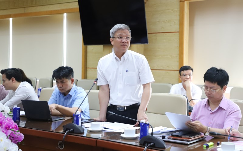 Thứ trưởng Bộ Y tế Đỗ Xuân Tuyên, đại diện lãnh đạo các Cục, Vụ, Văn phòng Bộ và đoàn Công tác Văn phòng Chính phủ thảo luận tại hội nghị