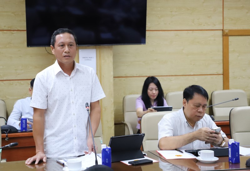 Thứ trưởng Bộ Y tế Đỗ Xuân Tuyên, đại diện lãnh đạo các Cục, Vụ, Văn phòng Bộ và đoàn Công tác Văn phòng Chính phủ thảo luận tại hội nghị
