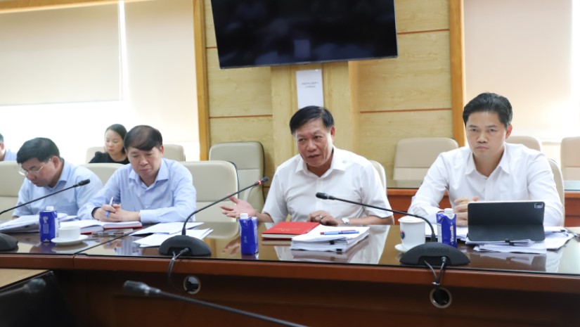 Thứ trưởng Bộ Y tế Đỗ Xuân Tuyên, đại diện lãnh đạo các Cục, Vụ, Văn phòng Bộ và đoàn Công tác Văn phòng Chính phủ thảo luận tại hội nghị