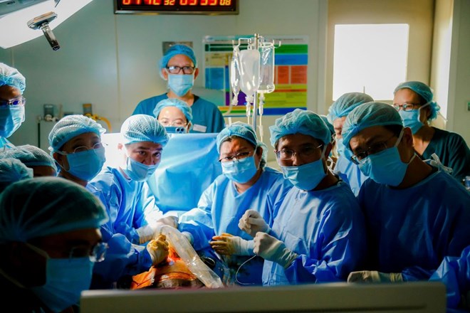 Các chuyên gia của Bệnh viện Từ Dũ và Bệnh viện Nhi đồng 1 đã can thiệp thông tim bào thai thành công cho sản phụ người Singapore. Ảnh: Bệnh viện Từ Dũ cung cấp