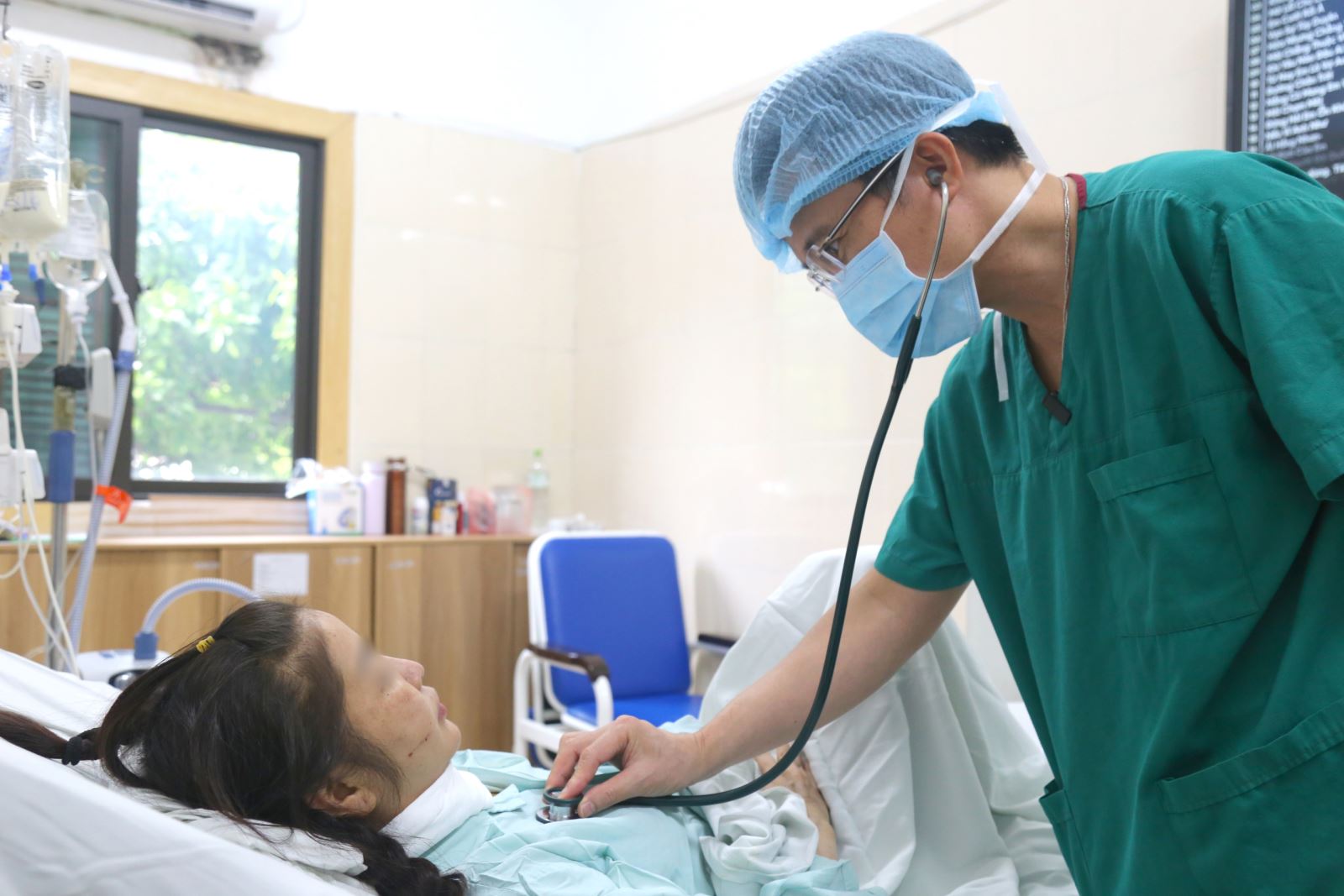 Bác sĩ thăm khám cho bệnh nhân Quỳnh giai đoạn sau ghép đồng thời tim - phổi.