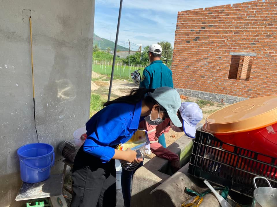Nhân viên CDC Khánh Hòa kiểm tra khu vực có nguy cơ phát sinh bọ gậy để hướng dẫn người dân biện pháp tiêu diệt, góp phần phòng bệnh sốt xuất huyết.