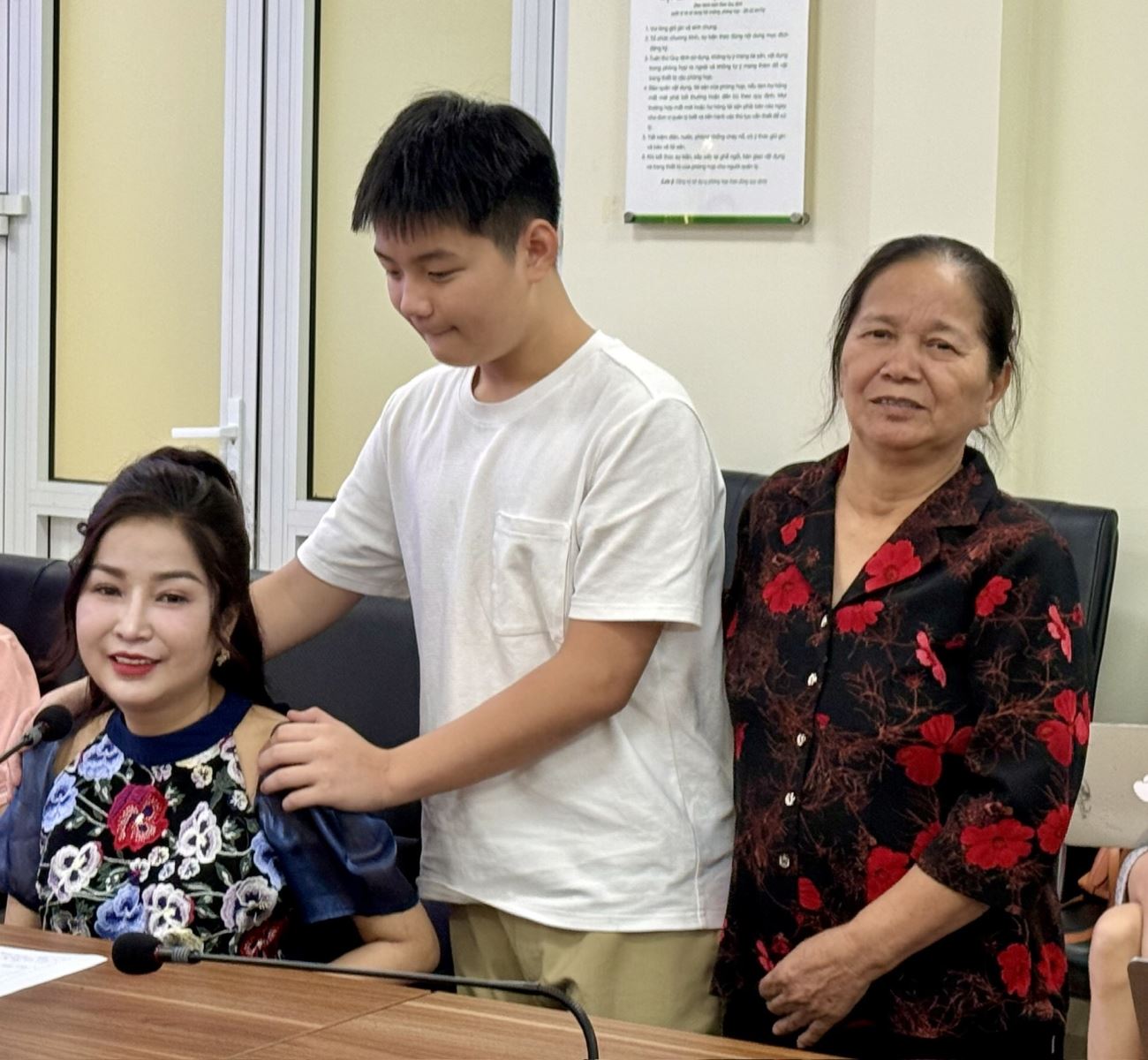 Mẹ đẻ và con trai chị Quỳnh.