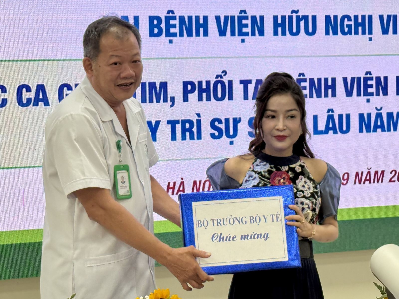 Dành quan tâm đến ca ghép góp phần tạo nên kỳ tích của y học Việt Nam, Uỷ viên Trung ương Đảng, Bộ trưởng Bộ Y tế Đào Hồng Lan đã gửi quà tặng, chúc mừng bệnh nhân Quỳnh trước khi ra viện. Món quà quan tâm của Bộ trưởng được TS.BS Đương Đức Hùng thay mặt gửi đến chị Quỳnh.