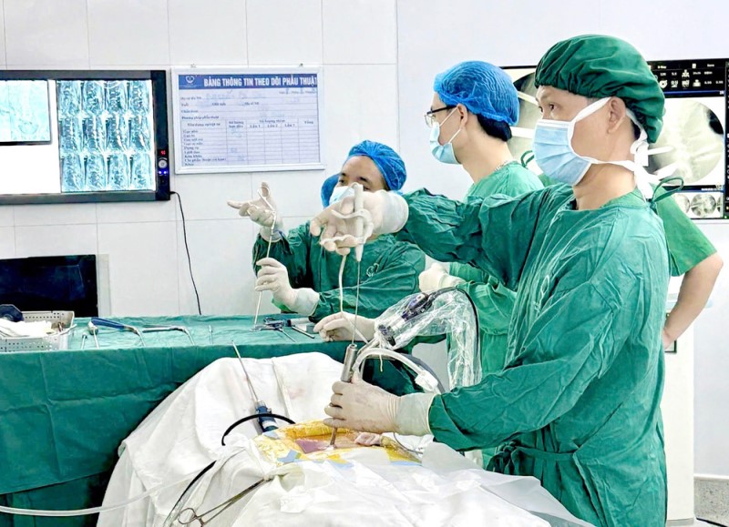 Các bác sĩ Khoa Ngoại thần kinh (Bệnh viện Đa khoa Bắc Ninh số 1) lần đầu triển khai kỹ thuật nội soi ít xâm lấn lấy nhân thoát vị đĩa đệm