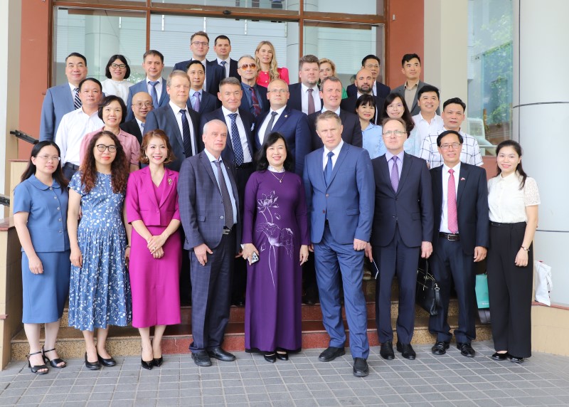 Các đại biểu chụp ảnh lưu niệm