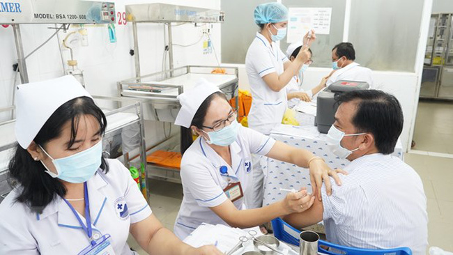 Nâng phụ cấp ưu đãi nghề lên đến mức tối thiểu 70% cho người thường xuyên, trực tiếp làm chuyên môn tại trạm y tế xã, cơ sở y tế dự phòng...