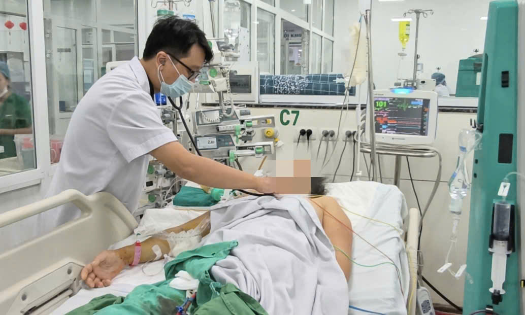 Các bác sĩ khuyến cáo, nếu người bệnh nghi ngờ hoặc được chẩn đoán sốt xuất huyết cần được khám đánh giá hàng ngày.