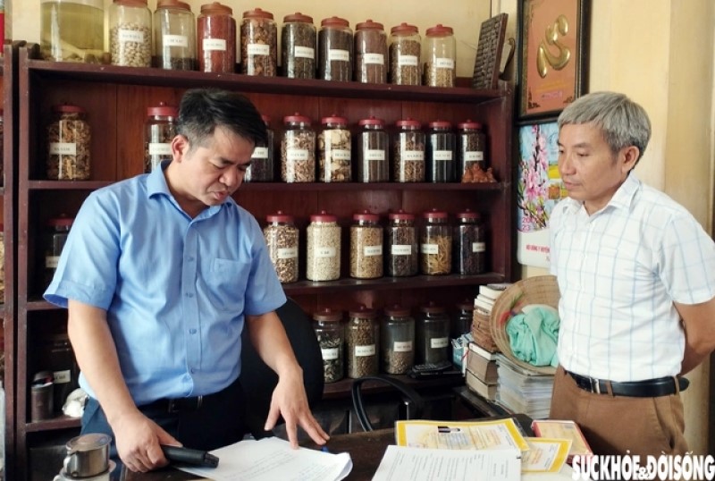 TS. Trần Minh Ngọc, Phó Cục trưởng Cục Quản lý y dược cổ truyền Việt Nam (trái), kiểm tra hoạt động của một cơ sở hành nghề y dược cổ truyền trên địa bàn tỉnh Hưng Yên.