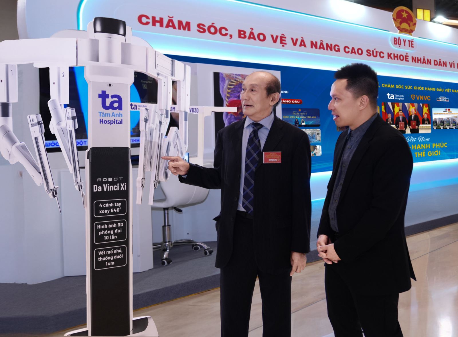 Tại triển lãm, TTƯT.PGS.TS.BS Vũ Lê Chuyên, Giám đốc Trung tâm Tiết niệu - Thận học - Nam khoa, Bệnh viện Đa khoa Tâm Anh TP.HCM, giới thiệu về tính năng của Robot phẫu thuật Da Vinci Xi. Ảnh: BVĐK Tâm Anh