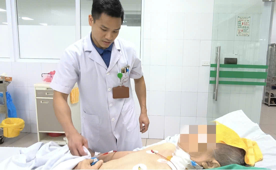 Bác sĩ tiến hành khám cho bệnh nhân sau phẫu thuật.