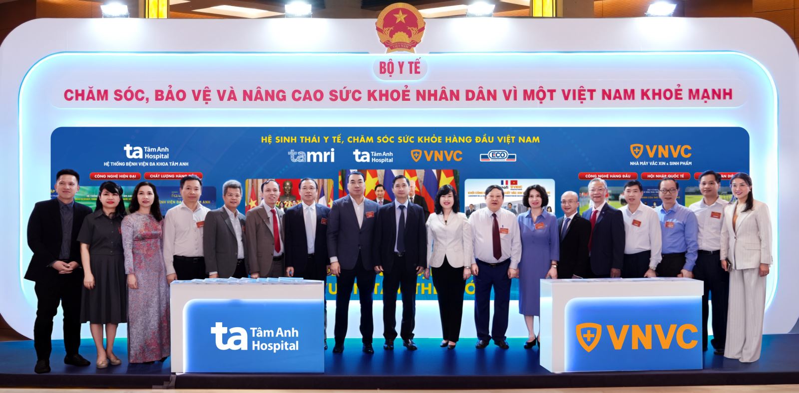 Bộ trưởng Bộ Y tế Đào Hồng Lan thăm và chụp hình tại gian trưng bày của Hệ thống Bệnh viện Đa khoa Tâm Anh, Hệ thống Tiêm chủng VNVC tại Triển lãm Thành tựu y tế nổi bật diễn ra tại tòa nhà Quốc hội.