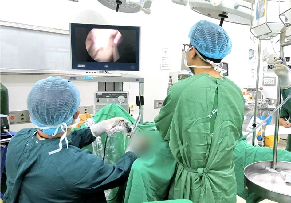 Các bác sĩ tiến hành phẫu thuật cho bệnh nhân.