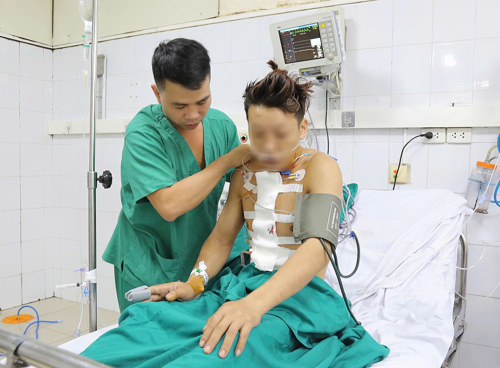 Bệnh nhân tỉnh táo, sức khỏe hồi phục tốt và đã ngồi dậy được.