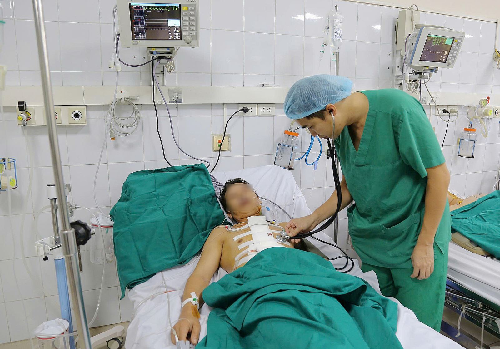 Bác sĩ thăm khám lại sức khỏe bệnh nhân sau ca phẫu thuật tim.