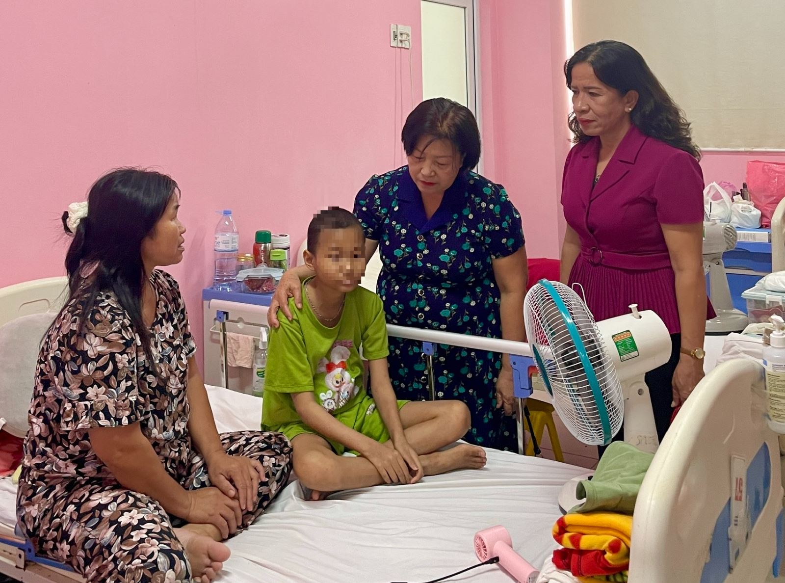Chủ tịch Hội Bảo trợ bệnh nhân nghèo tỉnh Quảng Trị mong rằng, những cháu bé kém may mắn sẽ tiếp tục nhận được sự quan tâm, hỗ trợ để điều trị bệnh.