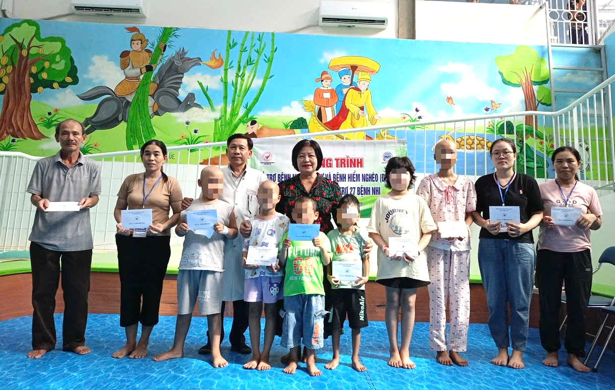 Hội Bảo trợ bệnh nhân nghèo tỉnh Quảng Trị vào thành phố Huế để trao quà cho các cháu trú tại tỉnh Quảng Trị đang điều trị bệnh hiểm nghèo.