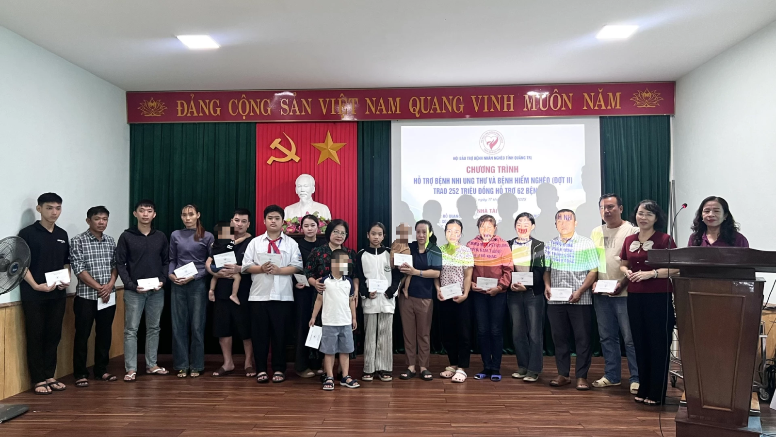 Các bệnh nhi và đại diện gia đình nhận hỗ trợ.