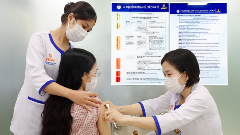 Khách tiêm vaccine 
