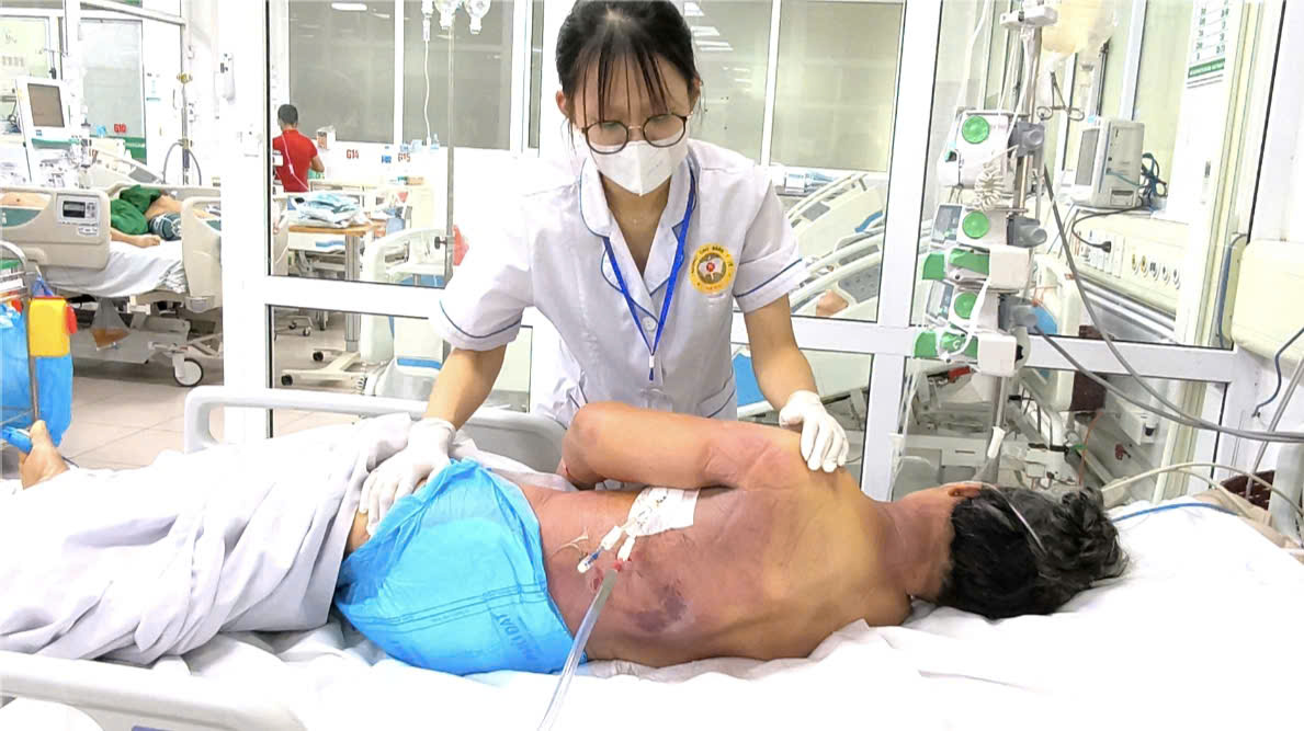 Bệnh nhân được chẩn đoán nhiễm khuẩn huyết, viêm mô mềm, sốc độc tố do tụ cầu vàng. 
