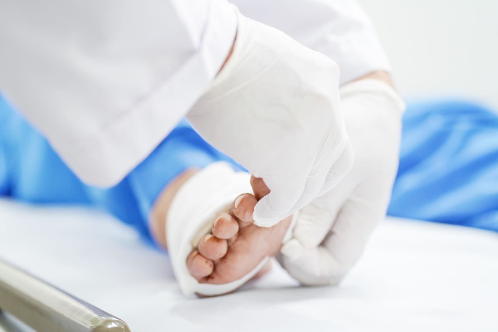 Sau phẫu thuật, bệnh nhân đã ổn định, vết thương khô và có thể đi lại.