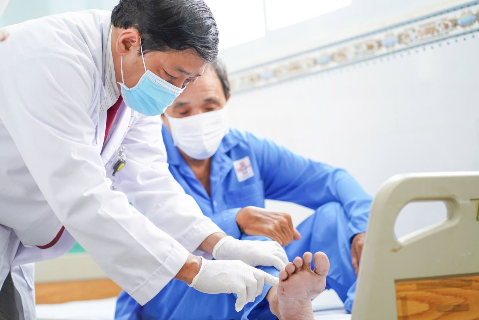 Bệnh nhân bị dị vật ở bàn chân phải suốt 2 tháng