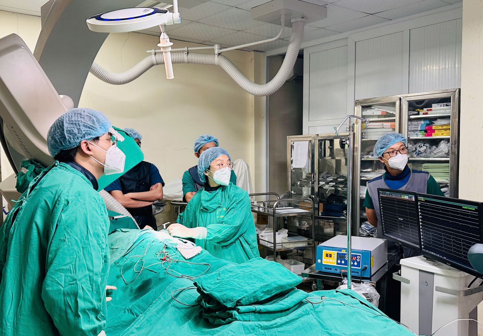 Các bác sĩ Bệnh viện Tim mạch Hạ Môn và Bệnh viện Đa khoa tỉnh Thanh Hóa đang thực hiện 1 ca can thiệp cho bệnh nhân.