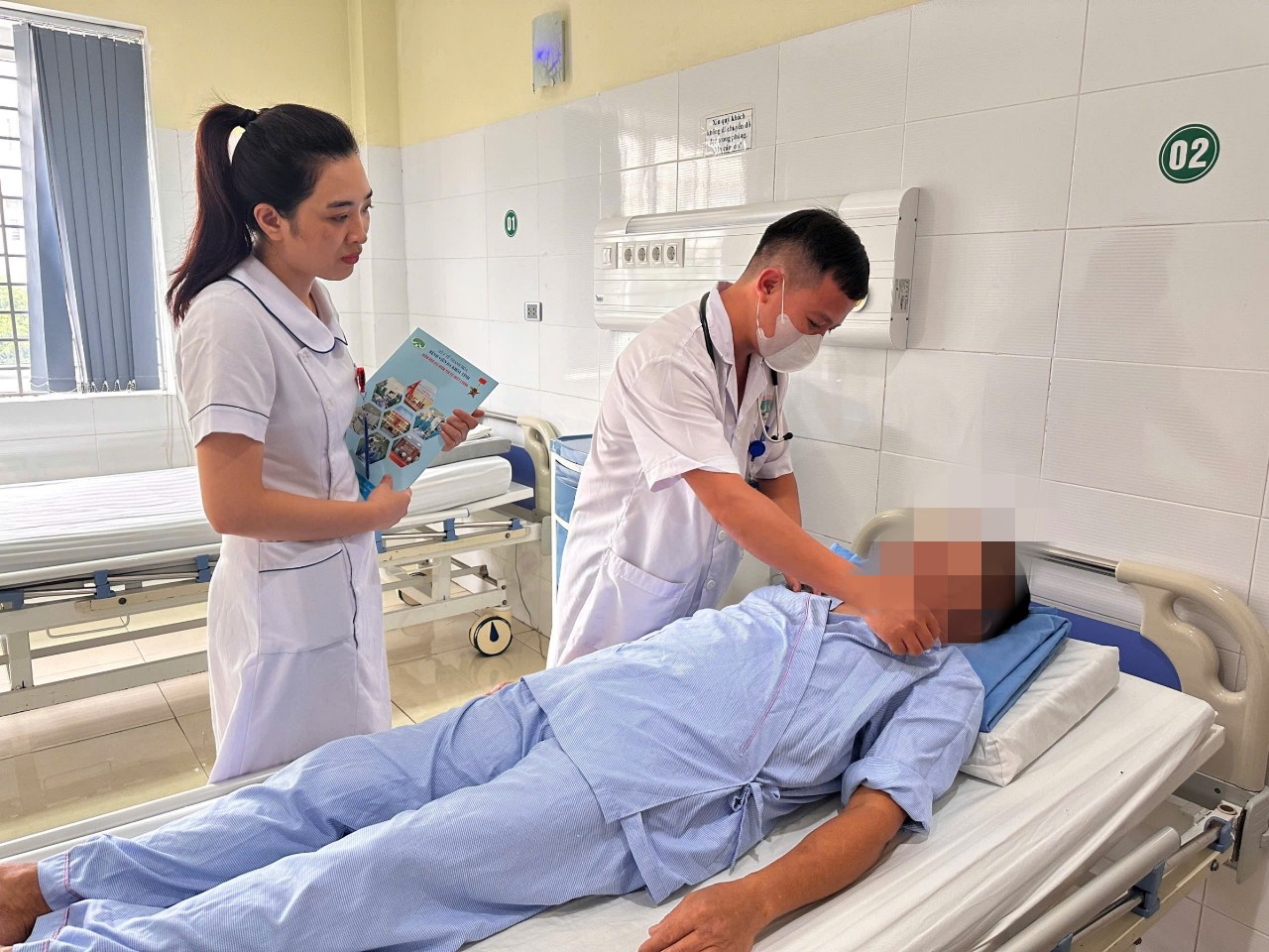 Bác sĩ thăm khám cho bệnh nhân N. V. H. trước khi xuất viện.