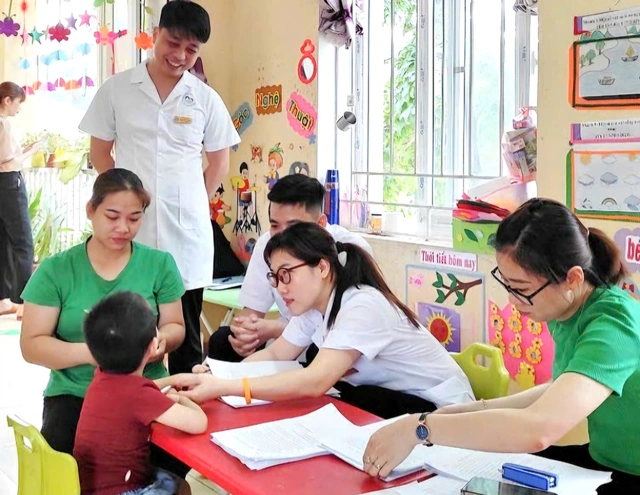 ThS Tâm lý lâm sàng Nguyễn Thị Sơn (thứ hai từ phải sang) cùng đồng nghiệp tư vấn sức khỏe tinh thần cho trẻ