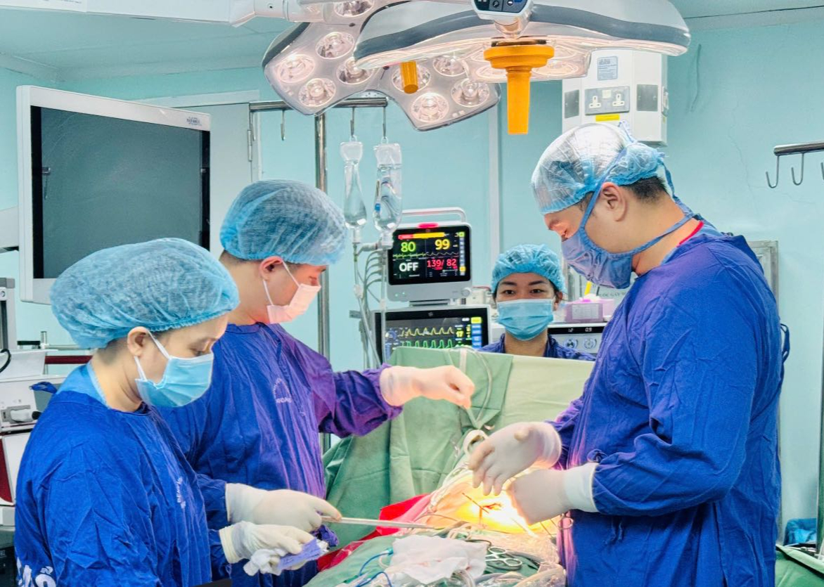 Bác sĩ đã kịp thời phẫu thuật lấy ra một mảnh xương cá và khâu phục hồi lỗ thủng ruột của nam bệnh nhân 80 tuổi.