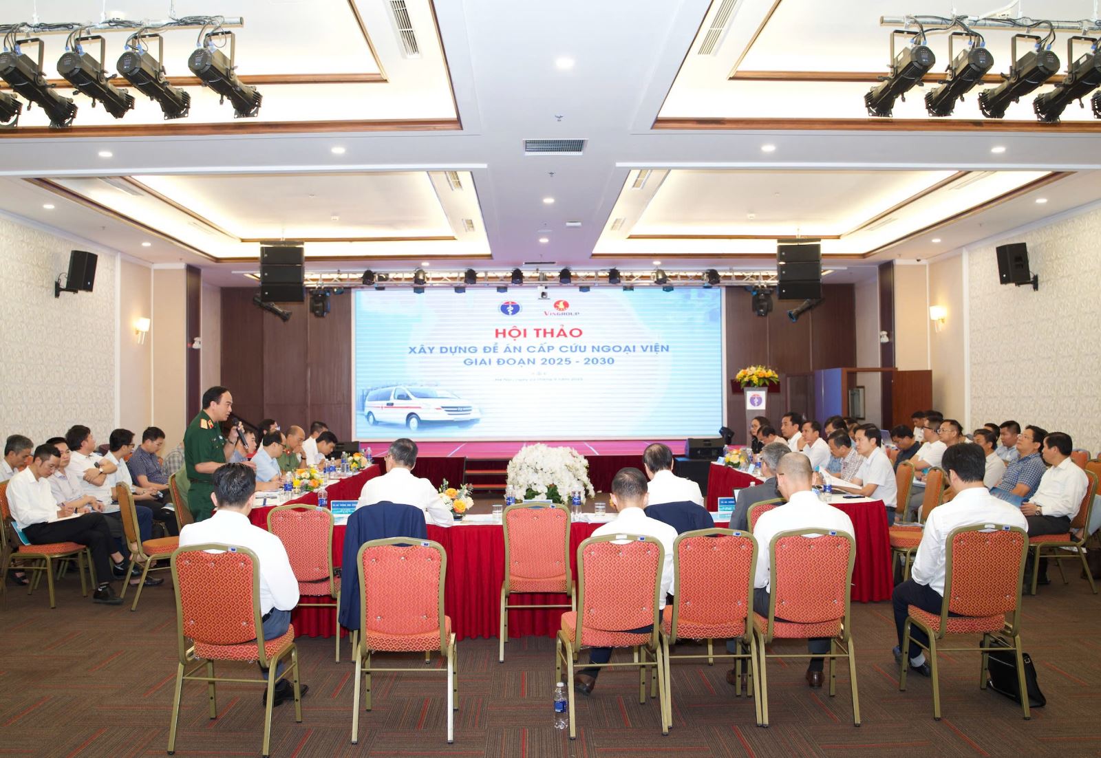 Các chuyên gia, đại biểu tham dự hội thảo.