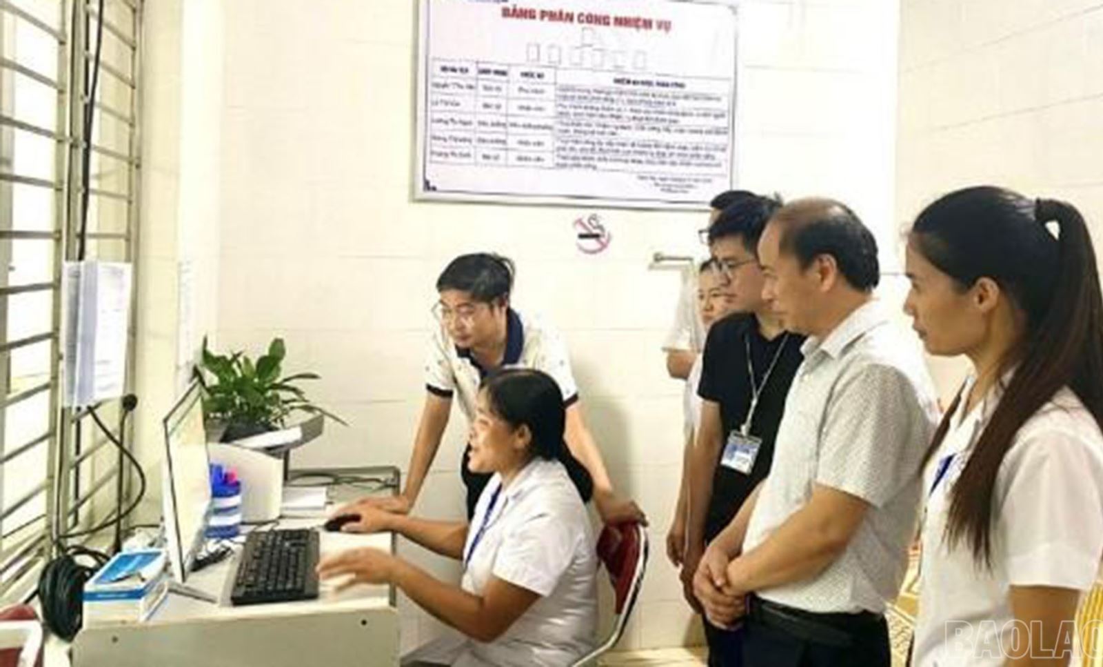 Lãnh đạo Phòng nghiệp vụ Sở Y tế Lào Cai thẩm định hồ sơ bệnh án điện tử tại TTYT khu vực Trạm Tấu.