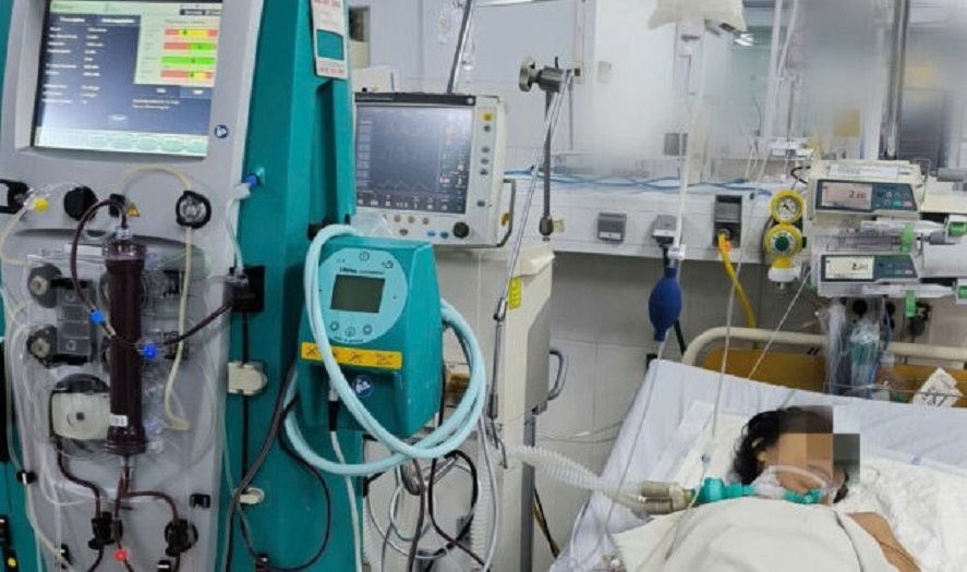 Một bệnh nhân nguy kịch tại Khánh Hòa được lọc máu liên tục để giành lại sự sống.