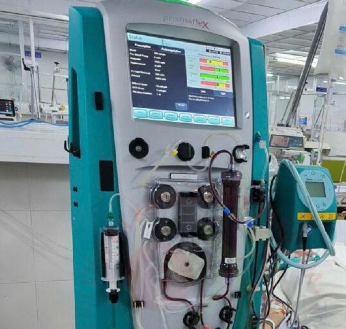 Hệ thống máy móc cần thiết để thực hiện kỹ thuật lọc máu liên tục ở BVĐK Khánh Hòa.