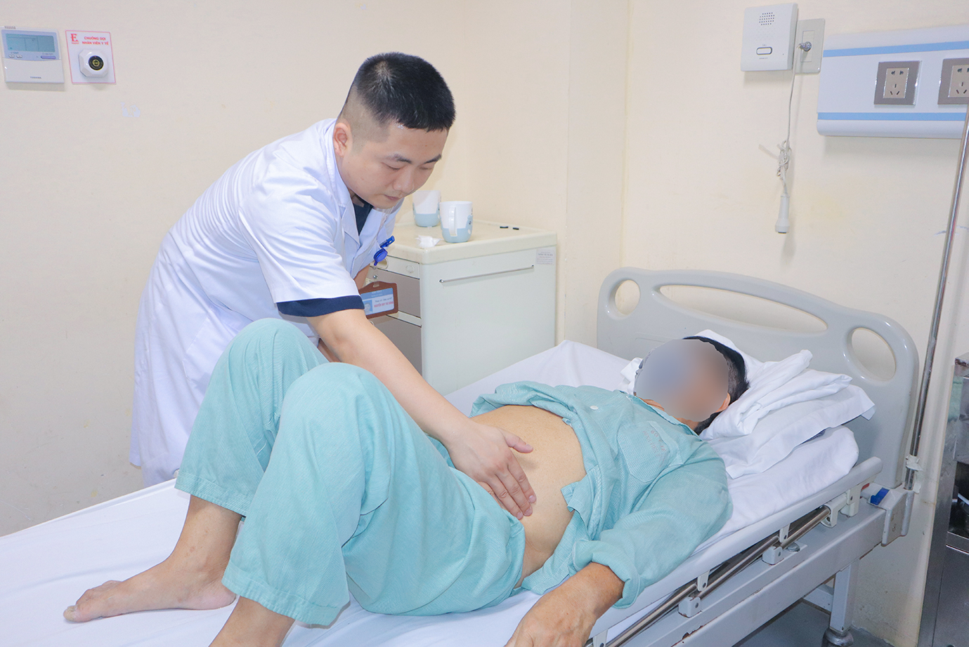 Bệnh nhân mắc đồng thời phì đại tuyến tiền liệt, thoát vị bẹn và khối u mỡ khổng lồ được các bác sĩ phẫu thuật trong 1 lần.