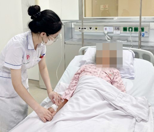 Chăm sóc bệnh nhân sốt mò tại Khoa Bệnh lây đường máu.