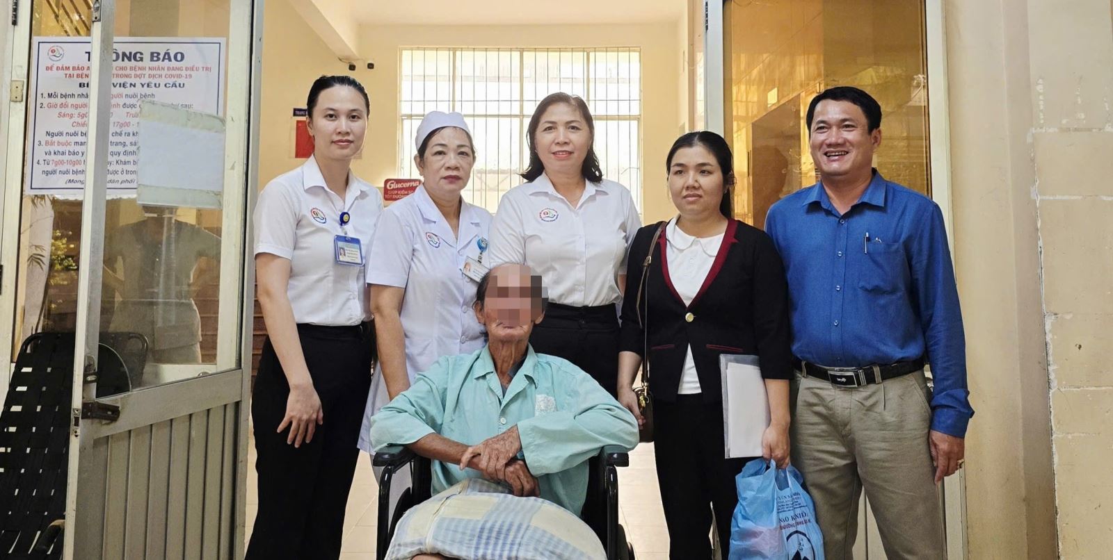 Đại diện BV Đa khoa Khánh Hòa đã phối hợp với các đơn vị liên quan để đưa ông H. vào Trung tâm Bảo trợ Xã hội và Công tác Xã hội Khánh Hòa.